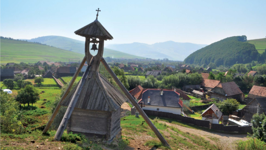 Falukép haranglábbal a csíkszéki Potyondon