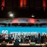 A Marosvásárhelyi Rádió csapata a 60. születésnapi ünnepségen, a marosvásárhelyi Kultúrpalotában.  Bereczky Sándor felvétele.