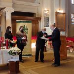 A mészkői unitárius gyülekezet lelkésze, Bálint Róbert Zoltán (jobbra) átveszi az elismerést Széman Péter EMKE-elnöktől. Ács Zsolt felvétele